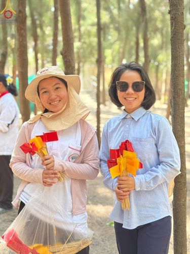 ภาพ No.198837:V.50 สารพัดV สารพัดดี ที่ธรรมยาตรา ในโครงการธรรมยาตรา กตัญญูบูชา มหาปูชนียาจารย์ พระมงคลเทพมุนี(สด จนฺทสโร) พระผู้ปราบมาร อนุสรณ์สถาน 7 แห่ง ปีที่ 13 ระหว่างวันที่ 2-31 มกราคม พ.ศ. 2568