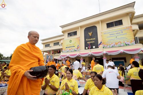 ภาพ No.242001:วันอาทิตย์ที่ 31 สิงหาคม พ.ศ. 2568 พิธีทำบุญแด่คณะสงฆ์ 122 รูป ฉลอง 121 ปี อำเภอคลองหลวง จ.ปทุมธานี เพื่อนำส่งช่วยเหลือคณะสงฆ์ 323 วัด 4 จังหวัดชายแดนภาคใต้ และช่วยเหลือประชาชนจากเหตุปะทะ แนวชายแดนไทย-กัมพูชา ณ บริเวณหน้าที่ว่าการอำเภอคลองหลวง 