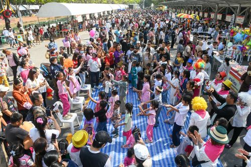ภาพ No.193980:วัดพระธรรมกาย จัดงานวันเด็กแห่งชาติ ประจำปี พ.ศ.2568 ออกร้านอาหาร 200 ร้าน มอบของขวัญหลายหมื่นชิ้น วันที่ 12 มกราคม พ.ศ. 2568 วัดพระธรรมกาย อ.คลองหลวง จ.ปทุมธานี