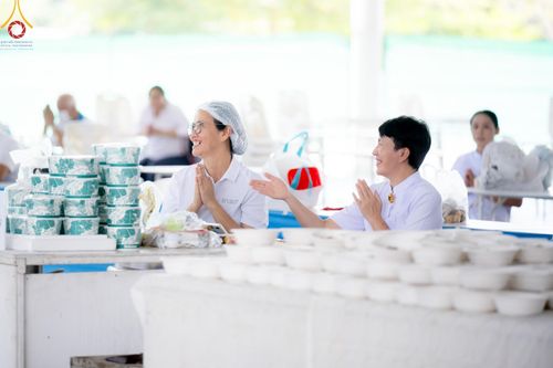 ภาพ No.159289:พิธีบูชาข้าวพระ ในวันอาทิตย์ต้นเดือน วันที่ 6 ตุลาคม พ.ศ. 2567 ณ สภาธรรมกายสากล วัดพระธรรมกาย