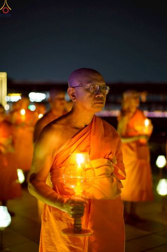 ภาพ No.224077:วันวิสาขบูชา วันอาทิตย์ที่ 11 พฤษภาคม พ.ศ. 2568 พิธีจุดวิสาขประทีป ,  พิธีเวียนประทักษิณรอบพระมหาธรรมกายเจดีย์ , พิธีฉลองชัยสวดมนต์บทธัมมจักกัปปวัตตนสูตร ครบ 7,357,000,000 จบ ณ มหารัตนวิหารคด วัดพระธรรมกาย