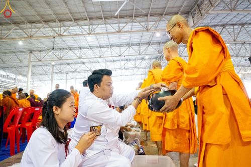 ภาพ No.207348:พิธีตักบาตร และปฏิบัติธรรมช่วงสาย ในวันมาฆบูชา วันพุธที่ 12 กุมภาพันธ์ พ.ศ. 2568 ณ วัดพระธรรมกาย จังหวัดปทุมธานี