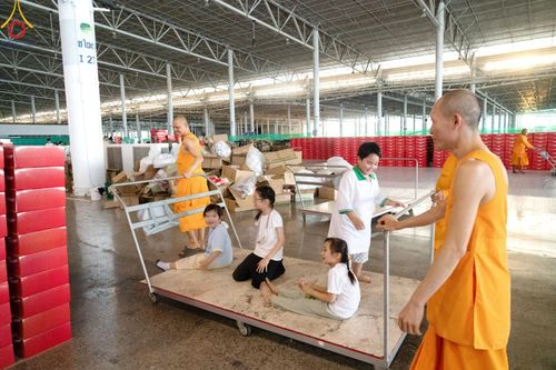 ภาพ No.212140:วันจันทร์ที่ 17 มีนาคม พ.ศ. 2568 บุญบรรจุกล่องไทยธรรม เพื่อถวายแด่พระสังฆาธิการ 40,000 กว่าวัดทั่วไทย ในวันคุ้มครองโลก 22 เมษายน พ.ศ. 2568 ณ บ้านแก้วเรือนทองคุณยายฯ วัดพระธรรมกาย