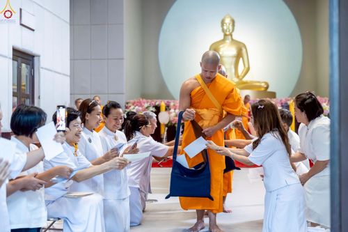 ภาพ No.227815:วันเสาร์ที่ 31 พฤษภาคม พ.ศ.2568 พิธีถวายผ้าไตรแด่สามเณรผู้เข้ารับการอุปสมบท , พิธีอุปสมบทสามเณรเตรียม DCI วัดพระธรรมกาย จ.ปทุมธานี