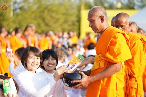 ภาพ No.193072:พิธีตักบาตรพระธรรมยาตรา ณ อนุสรณ์สถานคลองบางนางแท่น อ.สามพราน จ.นครปฐม ในโครงการธรรมยาตรา กตัญญูบูชา มหาปูชนียาจารย์ พระมงคลเทพมุนี(สด จนฺทสโร) พระผู้ปราบมาร อนุสรณ์สถาน 7 แห่ง ปีที่ 13 วันที่ 11 มกราคม พ.ศ.2568