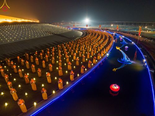 ภาพ No.122335:พิธีจุดประทีปถวายเป็นพุทธบูชา และบูชาธรรมมหาปูชนียาจารย์ พระมงคลเทพมุนี(สด จนฺทสโร) ในโครงการธรรมยาตรา กตัญญูบูชา มหาปูชนียาจารย์ พระมงคลเทพมุนี(สด จนฺทสโร) พระผู้ปราบมาร อนุสรณ์สถาน 7 แห่ง ปีที่ 12 วันที่ 31 มกราคม พ.ศ. 2567 ณ วัดพระธรรมกาย จ.ปทุมธานี (