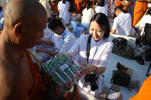 ภาพ No.284263:วันเสาร์ที่ 20 ธันวาคม พ.ศ.2568  พิธีตักบาตรพระ 10,000 รูป เนื่องในโอกาส 194 ปี จังหวัดกาญจนบุรี และอุทิศส่วนกุศลให้แด่บรรพชนทั้งหลาย บริเวณถนนสองแคว (Skywalk) เมืองกาญจนบุรี