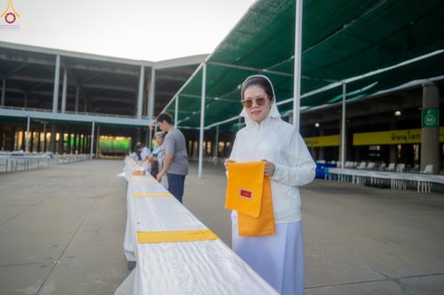 ภาพ No.321209:วันที่ 10-11 เมษายน พ.ศ.2569 การเตรียมกล่องไทยธรรม และการติดผ้ารับประเคน เพื่องานถวายมหาสังฆทาน 40,000 กว่าวัดทั่วประเทศ วันคุ้มครองโลก 22 เมษายน พ.ศ.2569 วัดพระธรรมกาย