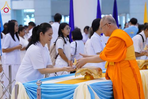 ภาพ No.338092:วันอาทิตย์ต้นเดือน 5 กรกฎาคม พ.ศ.2569 สัมมนาพิเศษ พิธีมอบพระของขวัญ ณ ห้องแก้วสารพัด1 วัดพระธรรมกาย