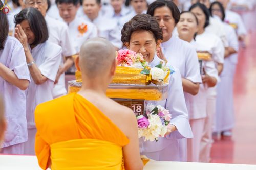 ภาพ No.341824:วันพุธที่ 29 กรกฎาคม พ.ศ. 2569 พิธีถวายผ้าอาบน้ำฝน เทียนพรรษาและประทีปโคมไฟ ณ ห้องแก้วสารพัดนึก 2 สภาธรรมกายสากล วัดพระธรรมกาย