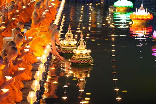 ภาพ No.73499:พิธีจุดประทีปถวายเป็นพุทธบูชา และบูชาธรรมมหาปูชนียาจารย์ ในโครงการธรรมยาตรากตัญญูบูชา มหาปูชนียาจารย์ พระมงคลเทพมุนี(สด จนฺทสโร) พระผู้ปราบมาร ปีที่ 11 ณ อนุสรณ์สถานลำดับที่ 4 สถานที่เกิดด้วยกายธรรม วัดโบสถ์ (บน) บางคูเวียง อ.บางกรวย จ.นนทบุรี วันที่ 21 