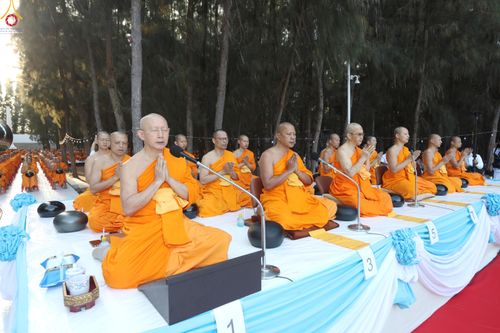 ภาพ No.289296:วันที่ 7 มกราคม พ.ศ. 2569 พิธีตักบาตรพระธรรมยาตรา ณ อนุสรณ์สถานลำดับที่ 1 สถานที่เกิดด้วยรูปกายเนื้อ อนุสรณ์สถานมหาวิหารพระมงคลเทพมุนี (โลตัสแลนด์) อ.สองพี่น้อง จ.สุพรรณบุรี ในโครงการธรรมยาตรา กตัญญูบูชา มหาปูชนียาจารย์ พระมงคลเทพมุนี(สด จนฺทสโร) พระผู้ป