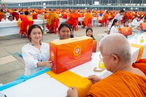 ภาพ No.324745:วันที่ 22 เมษายน พ.ศ.2569 (วันคุ้มครองโลก) บรรยากาศสาธุชน ในงานถวายมหาสังฆทาน 40,000 กว่าวัดทั่วประเทศ ณ ลานธรรม วัดพระธรรมกาย