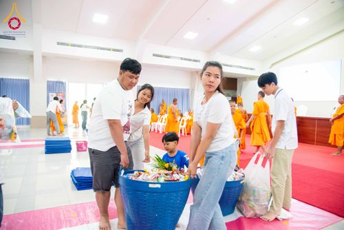 ภาพ No.321904:วันที่ 12 เมษายน พ.ศ.2569 ตักบาตรสงกรานต์ฉลองสามเณรใหม่  ณ ศูนย์ปฏิบัติธรรมระยอง(บ้านช่องลม)