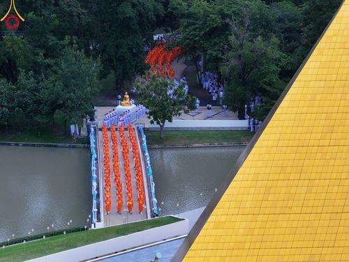 ภาพ No.89192:พิธีอัญเชิญรูปหล่อทองคำ  คุณยายอาจารย์มหารัตนอุบาสิกาจันทร์ ขนนกยูง เพื่อประดิษฐาน ณ มหาวิหารคุณยายอาจารย์ฯ เนื่องในวันครูผู้ค้นพบวิชชาธรรมกาย วันศุกร์ที่ 29 กันยายน พ.ศ. 2566