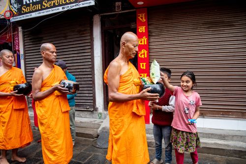 ภาพ No.317148:วันจันทร์ที่ 30 มีนาคม พ.ศ.2569 จาริกบิณฑบาตสยมภูนาทสู่พระราชวังหนุมานโดกา ประเทศเนปาล