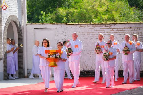 ภาพ No.83828:พิธีเวียนประทักษิณ,พิธีบรรพชาและพิธีอุปสมบทหมู่ ในโครงการอบรมพระธรรมทายาทในทวีปยุโรป  รุ่นที่ 9 วันอาทิตย์ที่ 16 กรกฎาคม พ.ศ. 2566 ณ วัดพระธรรมกายเบเนลักซ์  ประเทศเบลเยียม