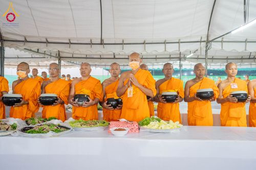 ภาพ No.298593:วันที่ 20 มกราคม พ.ศ. 2569 พิธีถวายภัตตาหารเป็นสังฆทาน แด่พระธรรมยาตรา ณ อนุสรณ์สถานบางปลา วัดบางปลา อำเภอบางเลน จังหวัดนครปฐม ในโครงการธรรมยาตรา กตัญญูบูชา มหาปูชนียาจารย์ พระมงคลเทพมุนี(สด จนฺทสโร) พระผู้ปราบมาร อนุสรณ์สถาน 7 แห่ง ปีที่ 14