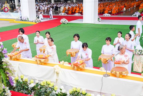 ภาพ No.316513:วันอาทิตย์ที่ 29 มีนาคม พ.ศ. 2569 พิธีทอดผ้าบังสุกุลและพิธีชำระร่าง โยมพ่อณรงค์ จินตมากุล  สิริอายุ 99 ปี 11 เดือน โยมบิดา พระครูปลัดรัตนวีรวัฒน์ (รังสฤษดิ์ อิทฺธิจินตโก) ที่ปรึกษาเจ้าคณะจังหวัดปทุมธานี เจ้าอาวาสวัดพระธรรมกาย  ณ ฌาปนสถานชั่วคราว ทางเข้า 