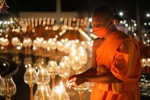 ภาพ No.69364:พิธีจุดประทีปถวายเป็นพุทธบูชา และบูชาธรรมมหาปูชนียาจารย์ ในโครงการธรรมยาตรากตัญญูบูชา มหาปูชนียาจารย์ พระมงคลเทพมุนี(สด จนฺทสโร) พระผู้ปราบมาร ปีที่ 11 ณ อนุสรณ์สถานมหาวิหารพระมงคลเทพมุนี อ.สองพี่น้อง จ.สุพรรณบุรี
