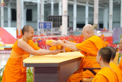 ภาพ No.338977:วันอาทิตย์ที่ 12 กรกฎาคม พ.ศ.2569 พิธีมุทิตาผู้สอบได้เปรียญธรรม ประโยค 1-2 ถึง ป.ธ.9 และ บ.ศ.1-2 ถึง บ.ศ.6 สำนักศาสนศึกษาวัดพระธรรมกาย ประจำปี 2569, พิธีมอบตราตั้งแต่งตั้งอาจารย์ใหญ่ สำนักศาสนศึกษาวัดพระธรรมกาย