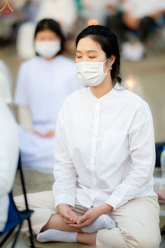 ภาพ No.73277:พิธีจุดประทีปถวายเป็นพุทธบูชา และบูชาธรรมมหาปูชนียาจารย์ ในโครงการธรรมยาตรากตัญญูบูชา มหาปูชนียาจารย์ พระมงคลเทพมุนี(สด จนฺทสโร) พระผู้ปราบมาร ปีที่ 11 ณ อนุสรณ์สถานลำดับที่ 4 สถานที่เกิดด้วยกายธรรม วัดโบสถ์ (บน) บางคูเวียง อ.บางกรวย จ.นนทบุรี วันที่ 21 