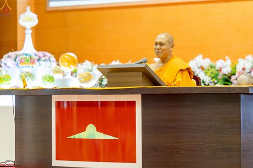 ภาพ No.311693:วันอาทิตย์ต้นเดือนที่ 1 มีนาคม พ.ศ.2569 สัมมนาพิเศษ พิธีมอบรูปหล่อโลหะหลวงปู่วัดปากน้ำ พระมงคลเทพมุนี พิธีมุทิตาสักการะในโอกาสพระครูปลัดรัตนวีรวัฒน์(รังสฤษดิ์ อิทธิจินฺตโก) เจ้าอาวาสวัดพระธรรมกาย  ดำรงตำแหน่งเป็น “ที่ปรึกษาเจ้าคณะจังหวัดปทุมธานี”  ณ ห้อง