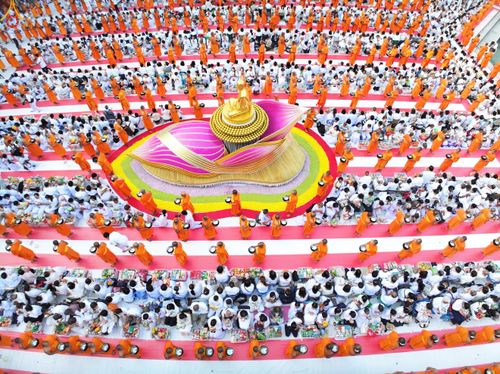 ภาพ No.289373:วันที่ 7 มกราคม พ.ศ. 2569 พิธีตักบาตรพระธรรมยาตรา ณ อนุสรณ์สถานลำดับที่ 1 สถานที่เกิดด้วยรูปกายเนื้อ อนุสรณ์สถานมหาวิหารพระมงคลเทพมุนี (โลตัสแลนด์) อ.สองพี่น้อง จ.สุพรรณบุรี ในโครงการธรรมยาตรา กตัญญูบูชา มหาปูชนียาจารย์ พระมงคลเทพมุนี(สด จนฺทสโร) พระผู้ป