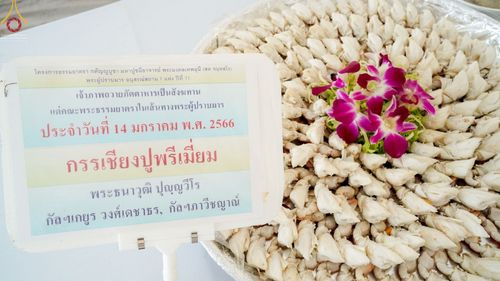 ภาพ No.71195:พิธีถวายภัตตาหารเป็นสังฆทาน แด่คณะพระธรรมยาตราฯ ในโครงการธรรมยาตราฯ ปีที่ 11 ณ อนุสรณ์สถานคลองบางนางแท่น อ.สามพราน จ.นครปฐม วันที่ 14 มกราคม พ.ศ. 2566
