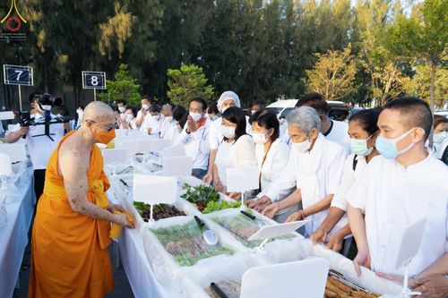 ภาพ No.71345:พิธีถวายภัตตาหารเป็นสังฆทาน แด่คณะพระธรรมยาตราฯ ในโครงการธรรมยาตรากตัญญูบูชา มหาปูชนียาจารย์ พระมงคลเทพมุนี(สด จนฺทสโร) พระผู้ปราบมาร อนุสรณ์สถาน 7 แห่ง ปีที่ 11 วันที่ 15 มกราคม พ.ศ. 2566