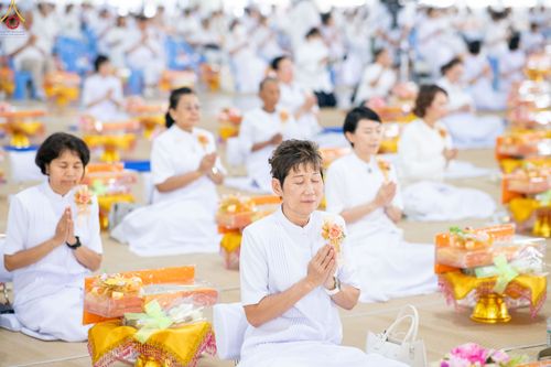 ภาพ No.348233:วันที่ 10 กันยายน พ.ศ.2569 พิธีสวดพระพุทธมนต์ และถวายภัตตาหารเป็นสังฆทาน เนื่องในวันครบ 26 ปี วันคล้ายละสังขาร คุณยายอาจารย์มหารัตนอุบาสิกาจันทร์ ขนนกยูง ณ หอฉันคุณยายอาจารย์ฯ วัดพระธรรมกาย