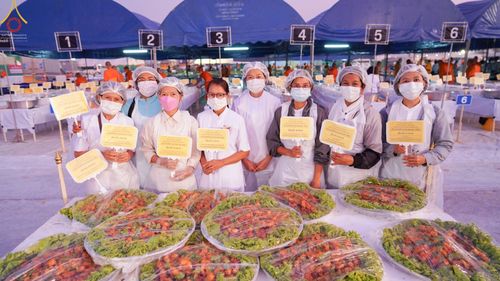 ภาพ No.73896:พิธีถวายภัตตาหารเป็นสังฆทาน แด่คณะพระธรรมยาตราฯ ในโครงการธรรมยาตรากตัญญูบูชา มหาปูชนียาจารย์ พระมงคลเทพมุนี(สด จนฺทสโร) พระผู้ปราบมาร อนุสรณ์สถาน 7 แห่ง ปีที่ 11 วันที่ 23 มกราคม พ.ศ. 2566