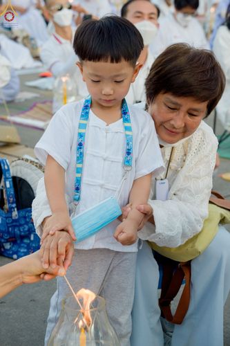 ภาพ No.73420:พิธีจุดประทีปถวายเป็นพุทธบูชา และบูชาธรรมมหาปูชนียาจารย์ ในโครงการธรรมยาตรากตัญญูบูชา มหาปูชนียาจารย์ พระมงคลเทพมุนี(สด จนฺทสโร) พระผู้ปราบมาร ปีที่ 11 ณ อนุสรณ์สถานลำดับที่ 4 สถานที่เกิดด้วยกายธรรม วัดโบสถ์ (บน) บางคูเวียง อ.บางกรวย จ.นนทบุรี วันที่ 21 
