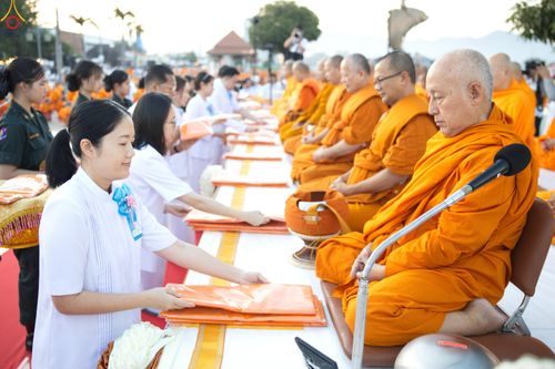 ภาพ No.284184:วันเสาร์ที่ 20 ธันวาคม พ.ศ.2568  พิธีตักบาตรพระ 10,000 รูป เนื่องในโอกาส 194 ปี จังหวัดกาญจนบุรี และอุทิศส่วนกุศลให้แด่บรรพชนทั้งหลาย บริเวณถนนสองแคว (Skywalk) เมืองกาญจนบุรี