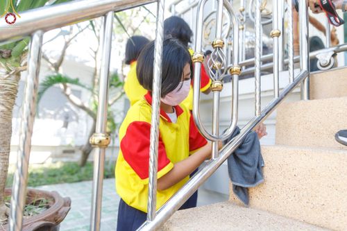 ภาพ No.71701:พระธรรมยาตรา ปฏิบัติศาสนกิจ ทำนุบำรุงศาสนสถาน, สวดธรรมจักร ,ปฏิบัติธรรม ร่วมกับชุมชน,นักเรียนเด็กดีวีสตาร์ และร่วมพิธีทอดผ้าป่าบำรุงศาสนสถาน ในโครงการธรรมยาตรากตัญญูบูชา มหาปูชนียาจารย์ พระมงคลเทพมุนี(สด จนฺทสโร) พระผู้ปราบมาร อนุสรณ์สถาน 7 แห่ง ปีที่ 11