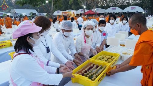 ภาพ No.71473:พิธีถวายภัตตาหารเป็นสังฆทาน แด่คณะพระธรรมยาตราฯ ในโครงการธรรมยาตรากตัญญูบูชา มหาปูชนียาจารย์ พระมงคลเทพมุนี(สด จนฺทสโร) พระผู้ปราบมาร อนุสรณ์สถาน 7 แห่ง ปีที่ 11 วันที่ 16 มกราคม พ.ศ. 2566