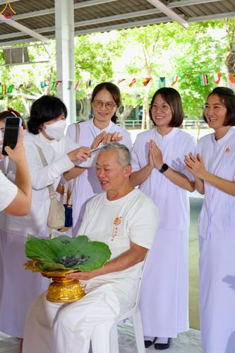 ภาพ No.338306:วันอาทิตย์ที่ 5 กรกฎาคม พศ.2569 พิธีตัดปอยผมธรรมทายาทนานาชาติ IDOP รุ่นที่ 21 จากประเทศจีน มาเลเซีย สิงคโปร์ และไต้หวัน ณ โถงช้าง วัดพระธรรมกาย