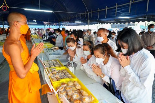 ภาพ No.74417:พิธีถวายภัตตาหารเป็นสังฆทาน แด่คณะพระธรรมยาตราฯ ในโครงการธรรมยาตรากตัญญูบูชา มหาปูชนียาจารย์ พระมงคลเทพมุนี(สด จนฺทสโร) พระผู้ปราบมาร อนุสรณ์สถาน 7 แห่ง ปีที่ 11 วันที่ 26 มกราคม พ.ศ. 2566