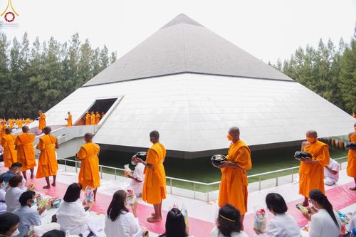 ภาพ No.69712:พิธีตักบาตรพระธรรมยาตราฯ ในโครงการธรรมยาตรากตัญญูบูชา มหาปูชนียาจารย์ พระมงคลเทพมุนี(สด จนฺทสโร) พระผู้ปราบมาร ปีที่ 11 ณ อนุสรณ์สถานลำดับที่ 1 สถานที่เกิดด้วยรูปกายเนื้อ อนุสรณ์สถานมหาวิหารพระมงคลเทพมุนี อ.สองพี่น้อง จ.สุพรรณบุรี