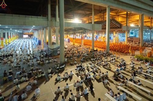 ภาพ No.280366:วันที่ 31 ธันวาคม พ.ศ.2568 -วันที่ 1 มกราคม พ.ศ.2569 พิธีฉลองชัยสวดมนต์บทธัมมจักกับปปวัตนสูตร ครบ 8,000,000,000 จบ , พิธีสวดมนต์ข้ามปี ณ วัดพระธรรมกาย