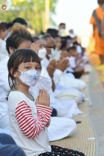 ภาพ No.70707:พิธีต้อนรับพระธรรมยาตรา ในโครงการธรรมยาตรากตัญญูบูชา มหาปูชนียาจารย์ พระมงคลเทพมุนี(สด จนฺทสโร) พระผู้ปราบมาร อนุสรณ์สถาน 7 แห่ง ปีที่ 11 วันที่ 14 มกราคม พ.ศ. 2566 ณ อนุสรณ์สถานลำดับที่ 3 สถานที่เกิดในเพศสมณะ วัดสองพี่น้อง อ.สองพี่น้อง จ.สุพรรณบุรี