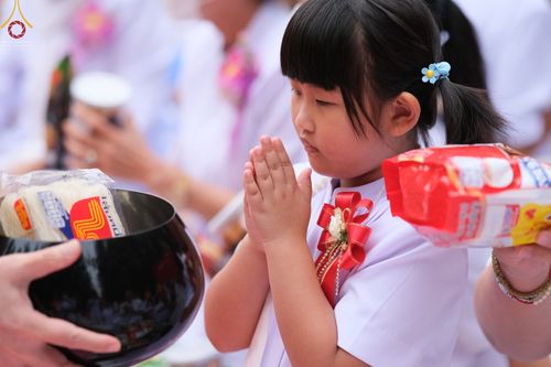 ภาพ No.69621:พิธีตักบาตรพระธรรมยาตราฯ ในโครงการธรรมยาตรากตัญญูบูชา มหาปูชนียาจารย์ พระมงคลเทพมุนี(สด จนฺทสโร) พระผู้ปราบมาร ปีที่ 11 ณ อนุสรณ์สถานลำดับที่ 1 สถานที่เกิดด้วยรูปกายเนื้อ อนุสรณ์สถานมหาวิหารพระมงคลเทพมุนี อ.สองพี่น้อง จ.สุพรรณบุรี