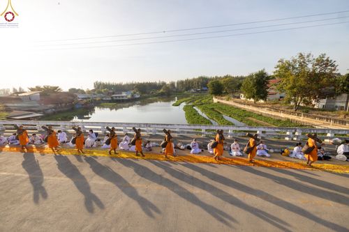 ภาพ No.70868:พิธีต้อนรับพระธรรมยาตรา ในโครงการธรรมยาตรากตัญญูบูชา มหาปูชนียาจารย์ พระมงคลเทพมุนี(สด จนฺทสโร) พระผู้ปราบมาร อนุสรณ์สถาน 7 แห่ง ปีที่ 11 วันที่ 14 มกราคม พ.ศ. 2566 ณ อนุสรณ์สถานลำดับที่ 3 สถานที่เกิดในเพศสมณะ วัดสองพี่น้อง อ.สองพี่น้อง จ.สุพรรณบุรี
