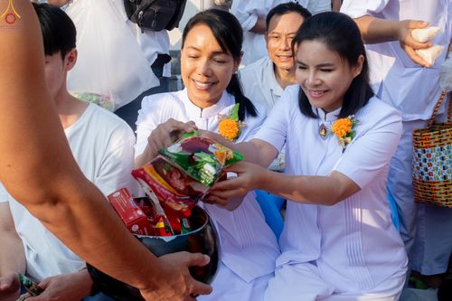 ภาพ No.297681:วันที่ 18 มกราคม พ.ศ. 2569 พิธีตักบาตรพระธรรมยาตรา ณ วัดโบสถ์บน ต.บางคูเวียง จ.นนทบุรี อนุสรณ์สถานลำดับที่ 4 สถานที่เกิดด้วยกายธรรม ในโครงการธรรมยาตรา กตัญญูบูชา มหาปูชนียาจารย์ พระมงคลเทพมุนี(สด จนฺทสโร) พระผู้ปราบมาร อนุสรณ์สถาน 7 แห่ง ปีที่ 14