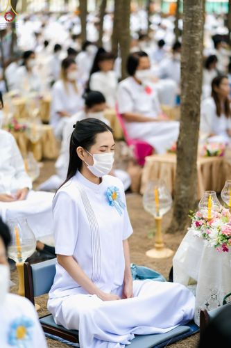 ภาพ No.69480:พิธีจุดประทีปถวายเป็นพุทธบูชา และบูชาธรรมมหาปูชนียาจารย์ ในโครงการธรรมยาตรากตัญญูบูชา มหาปูชนียาจารย์ พระมงคลเทพมุนี(สด จนฺทสโร) พระผู้ปราบมาร ปีที่ 11 ณ อนุสรณ์สถานมหาวิหารพระมงคลเทพมุนี อ.สองพี่น้อง จ.สุพรรณบุรี
