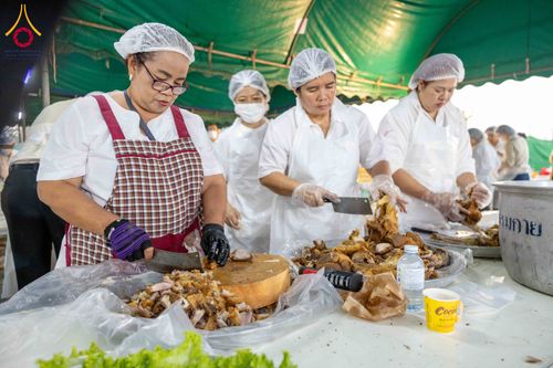 ภาพ No.297842:วันที่ 19 มกราคม พ.ศ. 2569 พิธีถวายภัตตาหารเป็นสังฆทาน แด่พระธรรมยาตรา ณ อนุสรณ์สถานบางปลา วัดบางปลา อำเภอบางเลน จังหวัดนครปฐม ในโครงการธรรมยาตรา กตัญญูบูชา มหาปูชนียาจารย์ พระมงคลเทพมุนี(สด จนฺทสโร) พระผู้ปราบมาร อนุสรณ์สถาน 7 แห่ง ปีที่ 14