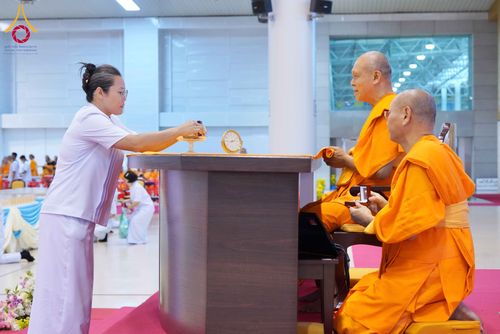 ภาพ No.338016:วันอาทิตย์ต้นเดือน 5 กรกฎาคม พ.ศ.2569 สัมมนาพิเศษ พิธีมอบพระของขวัญ ณ ห้องแก้วสารพัด1 วัดพระธรรมกาย