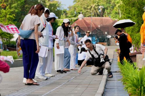 ภาพ No.330097:วันที่ 27-29 พฤษภาคม พ.ศ.2569 MBMI Tangerang (Majelis Agama Buddha Mahanikaya) ได้มีการเตรียมงานเพื่อจัดงานวิสาขบูชานานาชาติ  ชึ่งในงานจะมีการจุดประทีปโคมลาน โคมลอย กว่า 20,000 ดวง  เพื่อน้อมถวายเป็นพุทธบูชา และเพื่อเป็นการกระชับสัมพันธมิตรภาพ