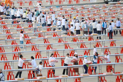 ภาพ No.322598:วันที่ 17 เมษายน พ.ศ.2569 การเรียงกล่องไทยธรรม เรียงน้ำดื่ม เรียงร่ม ณ ลานธรรมพระมหาธรรมกายเจดีย์ เพื่องานถวายมหาสังฆทาน 40,000 กว่าวัดทั่วประเทศ วันคุ้มครองโลก 22 เมษายน พ.ศ.2569 วัดพระธรรมกาย