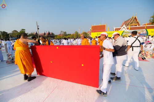 ภาพ No.300629:ภาพเบื้องหลังอาสาสมัครรวมใจ ชุดที่ 3 ในโครงการธรรมยาตรา กตัญญูบูชา มหาปูชนียาจารย์ พระมงคลเทพมุนี(สด จนฺทสโร) พระผู้ปราบมาร อนุสรณ์สถาน 7 แห่ง ปีที่ 14